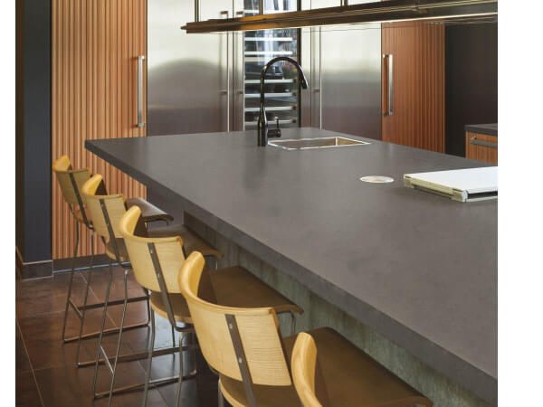 Bàn ăn có thể lựa chọn kiểu dáng theo ý thích và có độ bền sử dụng cao, được làm từ mặt đá nhân tạo.